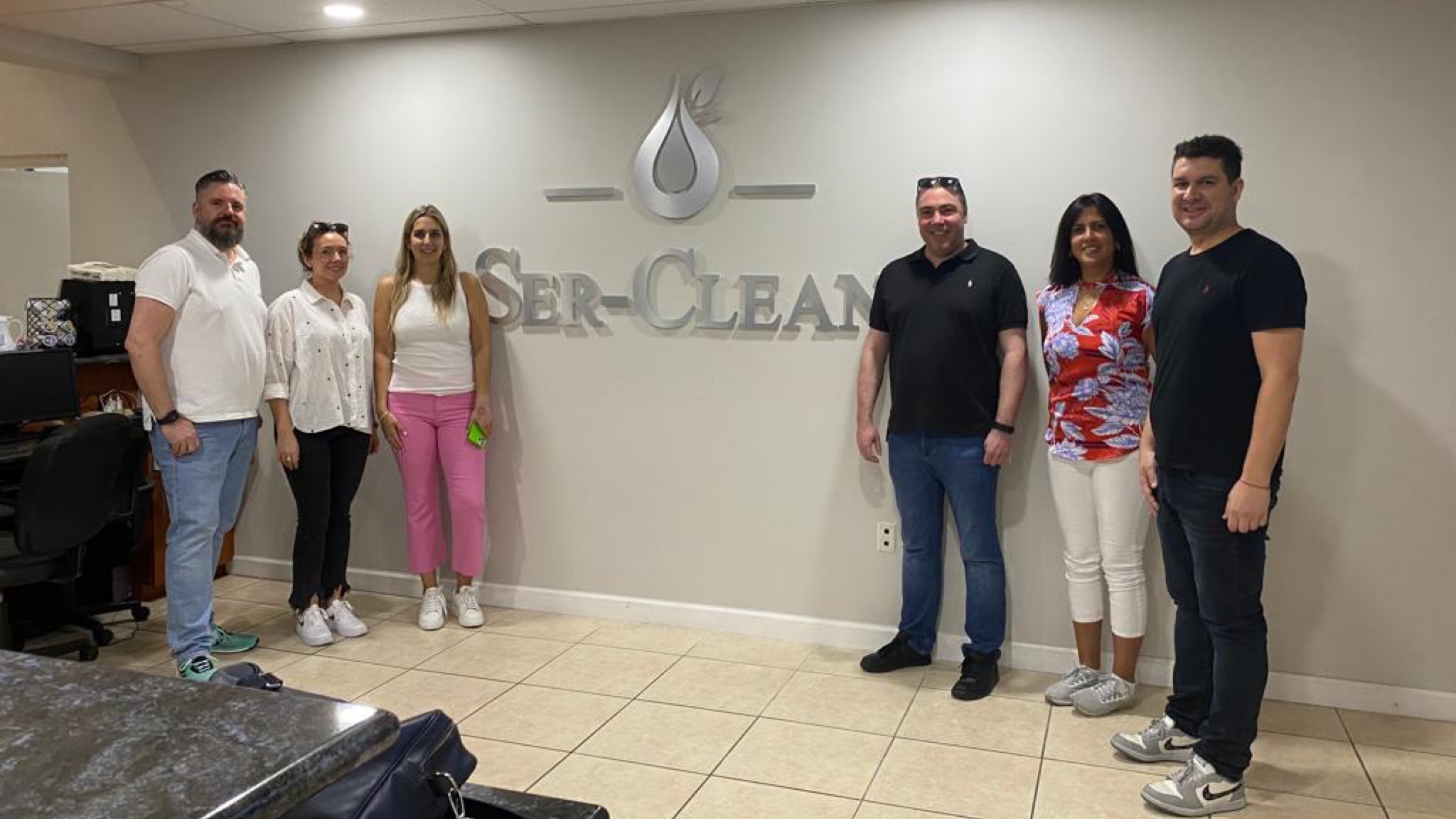 Miami | Group photo HFC and laundry partner Ser Clean